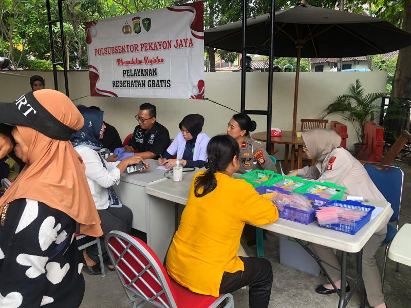 Polres Metro Bekasi Kota Gelar Bakti Kesehatan di Polsubsektor Pekayon, Layani 60 Warga