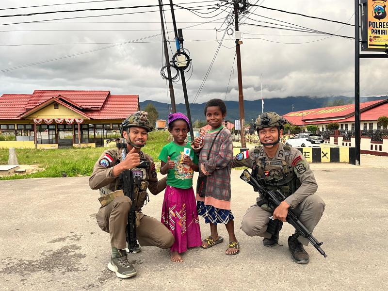 Sentuhan Humanis Satgas Ops Damai Cartenz Bersama Anak-Anak di Paniai