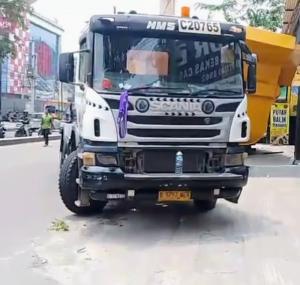 Truk Bermuatan Berat Tabrak Papan Reklame di Pondok Ungu, Bekasi: Tiang Roboh Picu Kemacetan Panjang