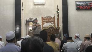 Kapolsek Bekasi Barat Ajak Jamaah Perhatikan Pergaulan Anak Saat Sholat Jum`at Keliling
