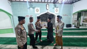 Polsek Kawasan Muara Baru Gelar Jumat Peduli: Bagikan Mesin Vakum Cleaner untuk Mushola Safinatul Jannah
