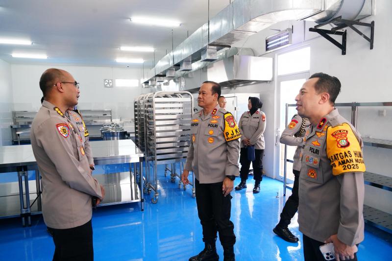 Kapolda Metro Jaya Tinjau SPPG Polri Palmerah, Pastikan Siap Beroperasi 99,9 Persen