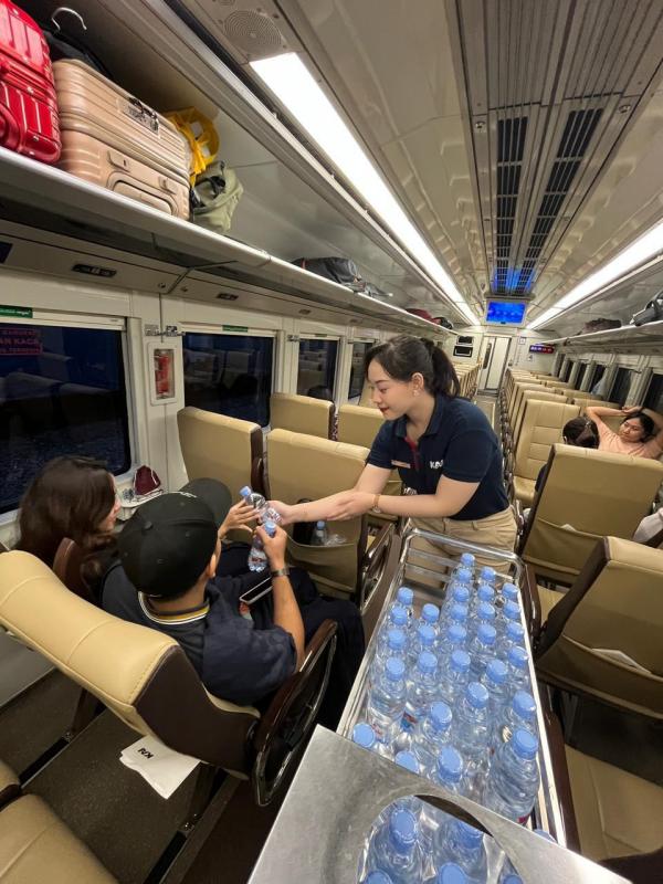 KAI Services Siaga Layani Service Recovery bagi Penumpang Terdampak Keterlambatan Akibat Banjir Jalur Alastua-Semarang Tawang