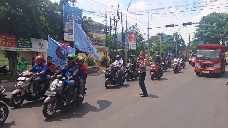 Unit Lantas Polsek Rawalumbu Amankan Arus Lalu Lintas Saat Massa Aksi Buruh Melintas dari Bantargebang