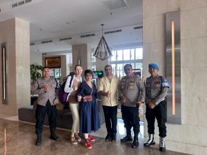 Kehilangan Ponsel, WNA asal Rusia Apresiasi Pelayanan Cepat Polres Kepulauan Seribu