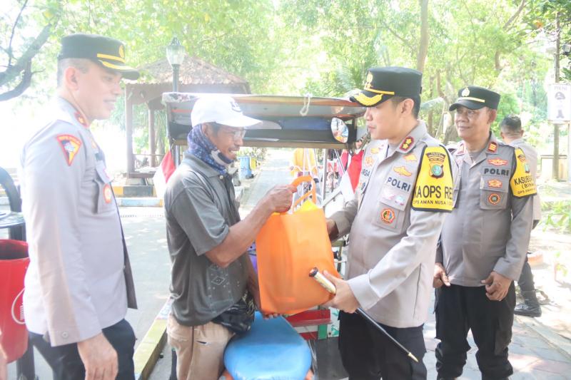 Kapolres Kepulauan Seribu Gelar `Jumat Peduli` di Pulau Harapan, Bagikan Sembako untuk Nelayan dan Pengemudi Bentor