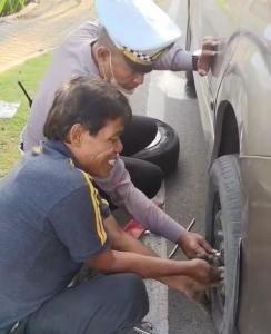 Wujud Kepedulian `Ganti Ban Serep` Mini Bus Penjemput Anak Sekolah