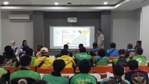 Unit Kamsel Sat Lantas Polres Metro Bekasi Bersama Jasa Raharja Bekasi Ajak Komunitas Ojek Online dan URC Cikarang Tingkatkan Keselamatan Berkendara