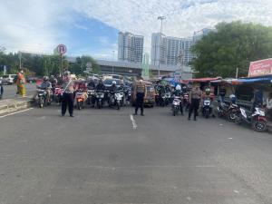 Personel Polsek Rawalumbu Atur Lalin Pagi di Gerbang Tol Bekasi Timur