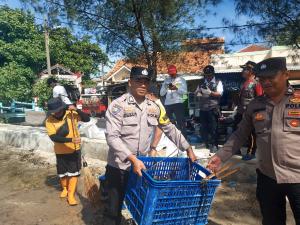 Bhabinkamtibmas Pulau Lancang Ajak Warga Gotong Royong, Wujudkan Pulau Bersih Tanpa Sampah