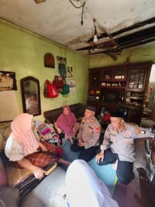 Empati dan Kepedulian Kapolsek Bekasi Barat, Kunjungi Warga yang Sakit di Bintarajaya