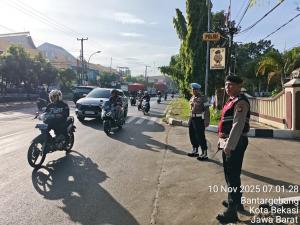 Polsek Bantar Gebang Gencar Atur Lalu Lintas di Jalan Raya Siliwangi Narogong