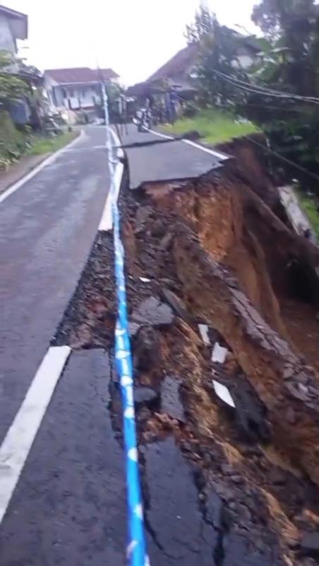 Jalur Cipasung-Subang Hampir Terputus Akibat Longsor, Akses Warga Terganggu