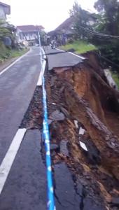 Jalur Cipasung-Subang Hampir Terputus Akibat Longsor, Akses Warga Terganggu