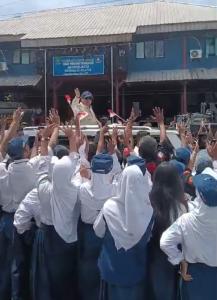 Ratusan Siswa Sambut Meriah Kedatangan Presiden Prabowo di SMPN 4 Bekasi