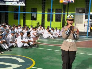 Sat Lantas Polres Metro Bekasi Kota Sambangi SMK Gelora, Ingatkan Pelajar Keselamatan Lalu Lintas Jelang Libur Nataru