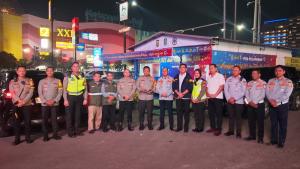 Kapolres Metro Bekasi Kota dan Kadishub Tinjau Pos Pelayanan Mega Bekasi Hypermall Jelang Natal dan Tahun Baru