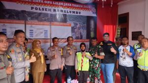 Camat Bekasi Timur Serahkan Bingkisan, Apresiasi Petugas Pos Pam Nataru